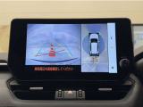 真上から見下ろしたような視点で車とその周囲を確認出来る画面と、車両後方を映し出すバックモニター画面の2つを表示してくれます。