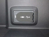 充電用USB端子付き。スマートフォンなどの充電に便利です。