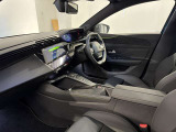 スッキリとまとめられた運転席周りで、運転を楽しくさせる内装です