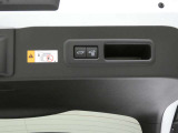 【パワーバックドア】パワーバックドア装着車です。ボタンを押すだけ、力要らずでドアの開閉が可能になります。