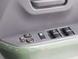 【パワーウインドゥマスタースイッチ】運転席より助手席やリヤドアガラスの開閉が出来るので便利ですね!運転席以外のウインドロック機能も付いています。