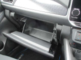 大容量の収納スペースです取扱説明書、車検証入れがそのまま収納できます。