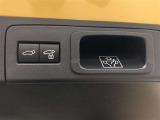【ハンズフリーパワーバックドア(挟み込み防止機能・停止位置メモリー機能付)】スマートキーを携帯していれば、リヤバンパー下に足を出し入れするだけでバックドアが自動開閉。両手が荷物でふさがっている時便利!