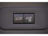 【クローザー】 スイッチを押すと電動でバックドアが閉まります。