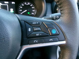 プロパイロット。高速道路の運転で、アクセル、ブレーキ、ステアリングをクルマがアシスト。ドライバーの負担を軽減します。