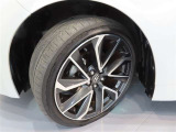タイヤサイズは225/40R18です。