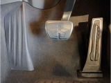 【ペダル】BMWはオルガン式アクセルペダルを採用しています。踏み込む足とペダルが同じ軌跡を描くため、かかとがずれにくく、アクセルコントロールがよりしやすくなるメリットがあります。
