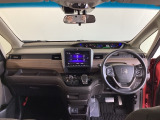 運転席は、大きな座面と包み込むような背もたれがドライバーの身体全体をしっかり支えます。上質なシート素材と座り心地のよいクッションを採用し、長時間の運転やコーナーの多い道も快適です