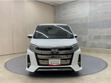 お車購入のポイントとなるフロントマスクです。上質で迫力あるデザインですね☆☆