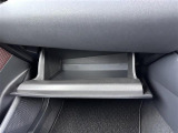 【グローブボックス】大容量のグローブボックスです!!車検証ケース他、日頃使う小物類の収納スペースもたくさんあります!