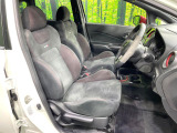 運転席まわりには十分なスペースがあり、大柄な方でもゆったり運転していただける環境です。