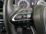 ステアリングには運転中でも簡単に操作できる各種スイッチついてます