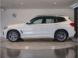 BMWではロングホイールベースの採用をしており、すべての車種に適用され、走行中の安定感の向上されております。また室内空間の広さにも貢献しております。