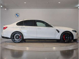 【BMWの伝統-3】BMWのお車は、&ldquo;駆け抜ける歓び&rdquo;を体現しております。走行の安定性とコーナリングの良さを追求し、思い通りにハンドルの操作可能です。