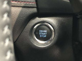 エンジンスタートスイッチです。キーが車内にあれば、エンジンの始動や停止はスイッチを押すだけ!キーを取り出す手間を省き、ワンプッシュで操作できるので簡単でスムーズです。