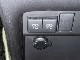 充電用USB端子付き。スマートフォンなどの充電に便利です。