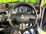 インテリアに合わせたデザインのステアリングは、運転される方のことも考え、運転しやすい形状、大きさです。是非一度、実際に触ってお確かめください。