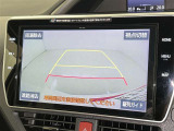 後方の見える安心をお届けするバックガイドモニター付:バックするときのアシストラインもあって楽々バック!車庫入れや縦列駐車をサポートし、苦手な駐車も安心です!今やもう手放せない装備ですネ♪