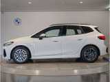BMWではロングホイールベースの採用をしており、すべての車種に適用され、走行中の安定感の向上されております。また室内空間の広さにも貢献しております。