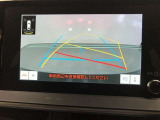 【バックガイドモニター】後方の映像をナビ画面に表示するだけでなく、ステアリング操作に連動して動くガイド線も同時に表示!予想進路の確認をしながら後退できるので便利です!