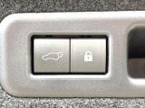 【パワーバックドア】スマートキーや運転席のボタンを押すだけでリアゲートが自動で開閉します!荷物を持っている時や、高い位置にあるバックドアを閉める際に便利な機能です♪