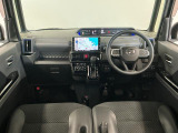 【インパネ】運転のしやすさを最優先に設計された見晴らしの良いフロントビュー。車両間隔が掴みやすく狭い道でも安心♪「安全」と「品質」を最優先に、安心してお乗りいただけるクルマを提供いたします。