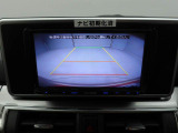 後退時に車両の後ろ側をモニター画面に表示します。車庫入れなどでバックする際に後方確認ができて便利です。車庫入れが苦手な人もこれで安心。