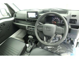 【運転席&助手席】シートは黒を基調にした落ち着いたデザインです。クリーニング済みですので清潔感があり気持ち良く乗っていただけます♪