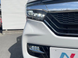 【LEDヘッドライト】悪天候や夜間走行時も良好な視界を確保し安心して運転できる高輝度LEDヘッドライトを装備!点灯速度が早く、消費電力も抑えられています。