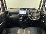 【インパネ】運転のしやすさを最優先に設計された見晴らしの良いフロントビュー。車両間隔が掴みやすく狭い道でも安心♪「安全」と「品質」を最優先に、安心してお乗りいただけるクルマを提供いたします。