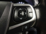 ステアリングには運転中でも簡単に操作できる各種スイッチついてます