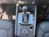 6速AT 運転中でも手もとを見ることなく安全に操作できるコマインダーコントロール