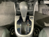 自然に手が届く距離に配置されたシフトレバー。