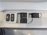 パワーウィンドウのスイッチですよ。 運転席に居ながら窓を開け閉めのコントロールできますよ。 ロック機能で、子供がイタズラして窓を開けるという事も無くなりますよ。