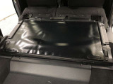 デッキボードを反転させると、ボード裏面にある防汚シートを展開することができます。室内を汚すことなく、気兼ねなく荷物を積み込めるので、さらに使い勝手の幅が広がりますね!