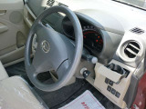 運転席側にも便利なドリンクホルダー付いています。