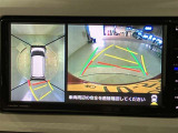 パノラミックビューモニター付きです。車両を上から見たような映像をディスプレイオーディオ画面に表示。運転席からの目視だけでは見にくい、車両周辺の状況をリアルタイムでしっかり確認できます。