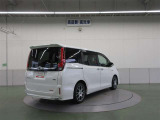 ピラー内蔵型リヤコンビネーションランプは、後続車からの高い視認性を確保し追突からのリスクを低減します。