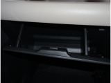 夜間走行でも安心のLEDへッッドライト搭載車です。とても明るく白い光で照らします。この装備も人気のアイテムですね