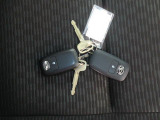 電子キーをポケットやカバンに入れているだけで、ドアの開錠・施錠が行えます。荷物を抱えていてもラクラク開閉です。エンジン始動も行えます。