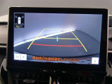 バックガイドモニター付き。車両後方の映像をナビ画面に表示し、駐車などの後退操作をサポートします。