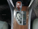 CVT(無段変速機)ならではのスムーズな変速フィールと相まって、発進から加速まで途切れのない滑らかな走りを実現します