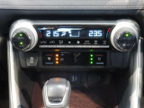 左右独立温度コントロールフルオートエアコンです。運転席、助手席それぞれで独立して温度設定ができます。冷え性の方が乗っても安心ですね♪