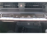 オートエアコンを装備。好きな温度で設定をすれば、自動で車内を快適な温度にできます。