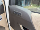 運転席シートメモリー付です。