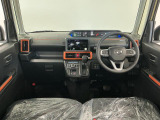 【インパネ】運転のしやすさを最優先に設計された見晴らしの良いフロントビュー。車両間隔が掴みやすく狭い道でも安心♪「安全」と「品質」を最優先に、安心してお乗りいただけるクルマを提供いたします。