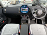 ご納車前には、MINIを熟知したメカニックによる100項目の点検・整備を行います。不具合箇所、交換時期に達している部品に関しましては、全て交換してからのご納車となります。