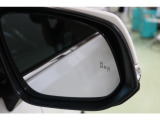 BSMを装備。さらに、後退時車両検知警報【RCTA】を搭載しています。バックで出庫する際に左右から接近する車両を検知し、ミラーのインジケーターの点滅と警報音で警告して安全確認をサポートしてくれます。