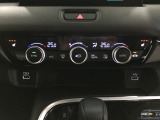 オートエアコンは左右席で独立温度コントロールが可能です。シートヒーター付きで、冷えた車内でもスイッチを押せば数秒で座面と背もたれがあたたかくなります。