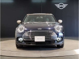 MINIのフロントグリルのデザインはイギリスで生まれた当初から、シルバーのサイドバーが折り重なった伝統的なデザインで御座います。その伝統はBMWのお車になってからでも少しずつ形を変えて守られております